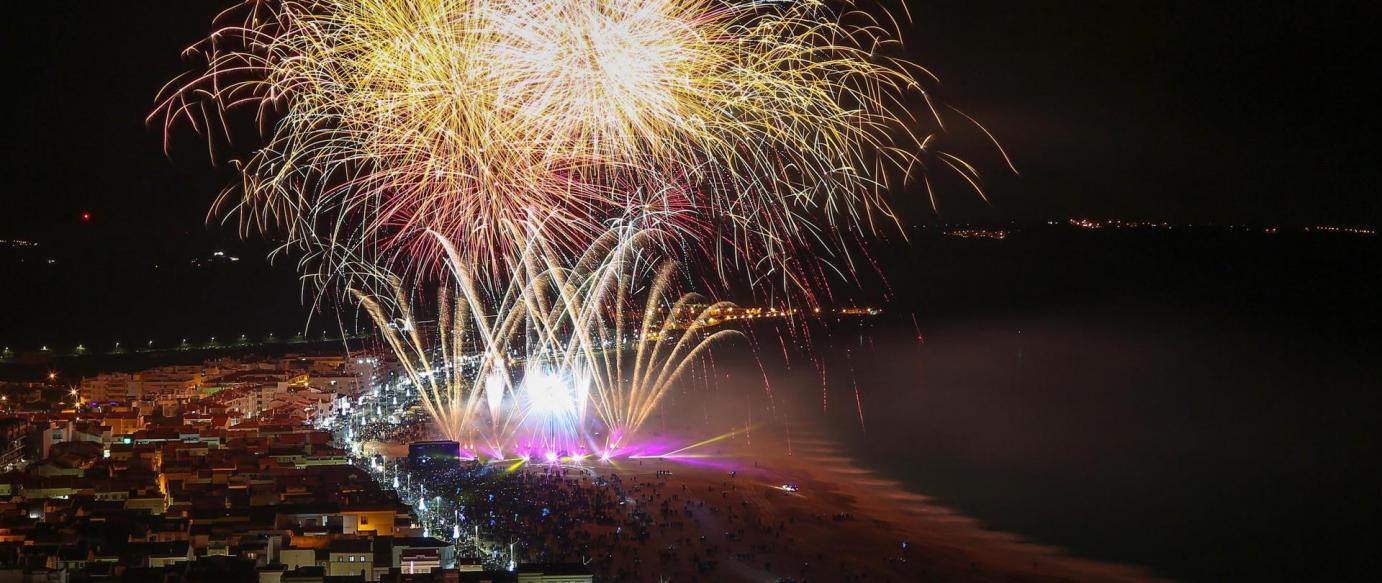 Nazaré recebe Novo Ano com fogo-de-artifício e música