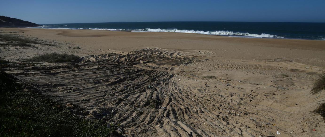 Câmara remove antigo apoio de praia no Salgado - Famalicão